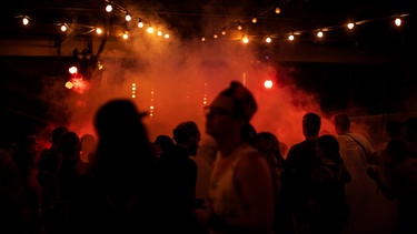 Menschen Tanzen in einer Disco. | Bild: BR/ Johanna Schlüter