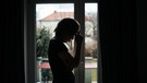 Silhouette einer einsamen Frau vor einem Fenster | Bild: BR/ Julia Müller