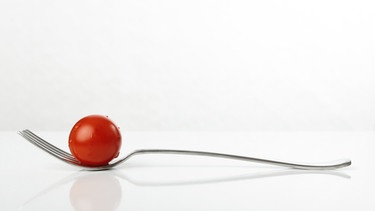 Tomate auf einer Gabel | Bild: picture-alliance/dpa