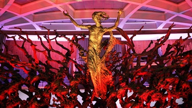Bunt beleuchtet wird das Kunstwerk "Die Auferstehung" in der Audienzhalle des Vatikans in Rom, Italien | Bild: picture-alliance/dpa