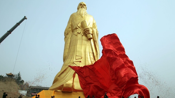 Goldene Laozi-Statue in Lingbao, Provinz Henan, China, bei ihrer Einweihung im März 2011 | Bild: picture-alliance/dpa