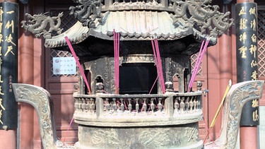 Das Abbrennen von Räucherstäbchen im Pekinger Baiyunguan-Tempel | Bild: picture-alliance/dpa