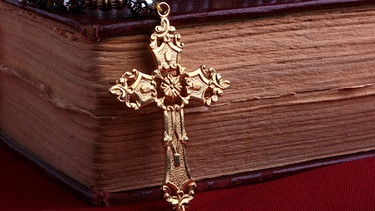 Bibel mit Kreuz | Bild: colourbox.com