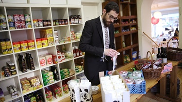 Ein Rabbiner kennzeichnet koschere Lebensmitteln die nach den jüdischen Speisevorschriften der Kaschrut hergestellt wurden | Bild: picture-alliance/dpa