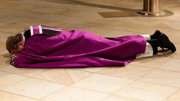 Ein Bischof liegt vor dem Altar auf dem Boden. Diese Geste ist ein Zeichen der totalen Unterwerfung unter Gott | Bild: picture-alliance/dpa