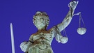 Die Statue der Göttin Justitia steht beleuchtet und mit der Waage und dem Richtschwert auf dem Justitia-Brunnen vor dem Römer in Frankfurt/Main. | Bild: picture-alliance/dpa