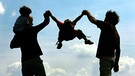 Ein Ehepaar unternimmt mit seinen beiden Kindern bei schönstem Sommerwetter einen Ausflug | Bild: picture-alliance/dpa
