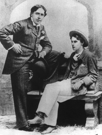 Der irisch-britische Schriftsteller Oscar Wilde (l) mit Alfred Douglas im Jahr 1894 | Bild: picture-alliance/dpa