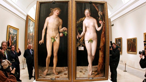 Albrecht Dürers bekannte Gemälde Adam und Eva in einer Galerie umringt von Fotografen | Bild: picture-alliance/dpa