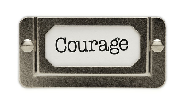 Schubladenetikett mit der Aufschrift "Courage" | Bild: colourbox.com