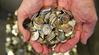 Euro-Münzen in Hand | Bild: picture-alliance/dpa