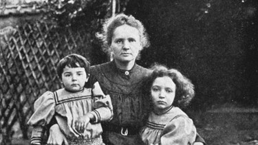 Die zweifache Nobelpreisträgerin Marie Curie mit ihren Kindern: Irene und Eve, Anfang des 20. Jahrhunderts | Bild: picture alliance / Heritage Images | Unknown