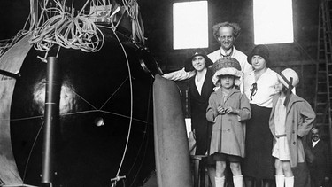 Professor Auguste Piccard mit seiner Frau und seinen Kindern, fotografiert neben dem Metallzylinder, mit dem er am 28. Mai 1931 10 Meilen von Augsberg entfernt den Aufstieg schaffte. | Bild: picture alliance / AP Images | Uncredited