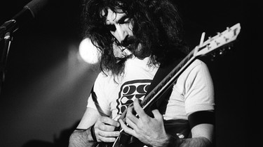 Frank Zappa bei einem Auftritt mit der Band "Mothers of Invention". | Bild: picture alliance/KEYSTONE | STR