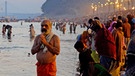 Badende und betende Menschen am Fluss Ganges | Bild: dapd/Ronny Sen