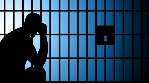 Silhouette eines Menschen vor Gittern | Bild: colourbox.com
