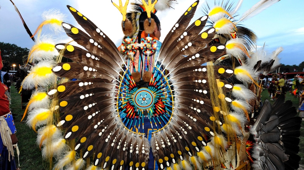 Sioux-Indianer im Federkleid | Bild: picture-alliance/dpa