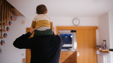 Ein Vater mit seinem Sohn auf den Schultern. | Bild: BR/Julia Müller