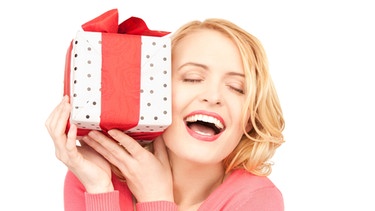 Frau bekommt Überraschungsgeschenk | Bild: colourbox.com
