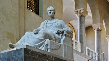 Statue Ludwig Maximilian im Foyer der LMU München | Bild: picture-alliance/dpa