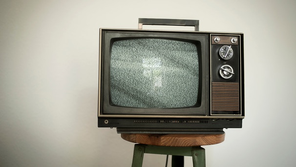 Auf einem alten Fernseher ohne Bildempfang erscheint ein Rauschen. | Bild: complize/Shotshop/picture alliance 