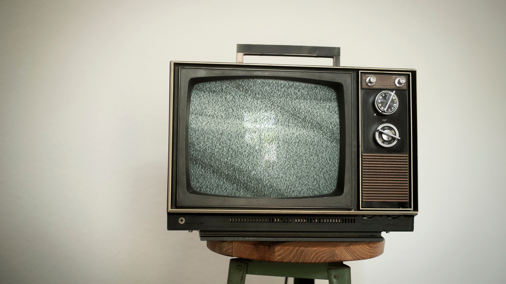 Auf einem alten Fernseher ohne Bildempfang erscheint ein Rauschen. | Bild: complize/Shotshop/picture alliance 