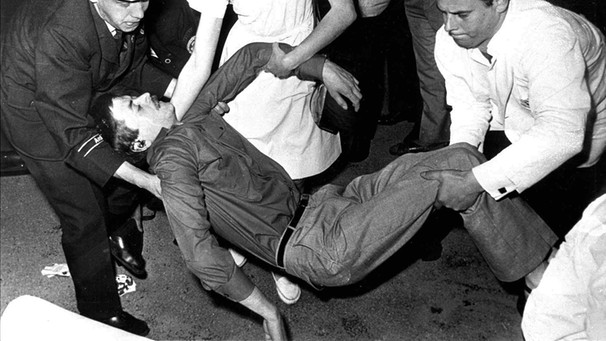 Abtransport des Studenten Benno Ohnesorg, der bei einer Demonstration anläßlich des Berlin-Besuchs des Persischen Kaiserpaares von einem Polizisten erschossen wurde (2.6.1967) | Bild: picture-alliance/dpa