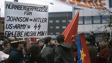 Demonstranten versuchen Willy Brandt und Herbert Wehner am Betreten der Meistersingerhalle in Nürnberg zu hindern,  wo der Parteitag der SPD stattfindet (17.3.1968) | Bild: picture-alliance/dpa