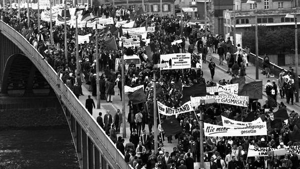 Tausende von Studenten demonstrieren auf der Kennedybrücke in Bonn gegen die Abschaffung der Notstandsgesetzt (11.5.1968) | Bild: picture-alliance/dpa