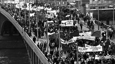 Tausende von Studenten demonstrieren auf der Kennedybrücke in Bonn gegen die Abschaffung der Notstandsgesetzt (11.5.1968) | Bild: picture-alliance/dpa