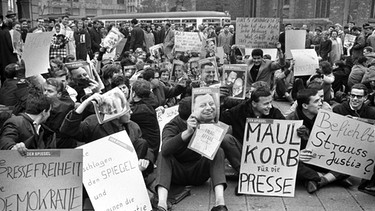 Gegen die Verhaftung von "Spiegel" - Redakteuren demonstriert am 30. Oktober 1962 eine Gruppe von Studenten vor der Frankfurter Hauptwache mit einem Sitzstreik | Bild: picture-alliance/dpa
