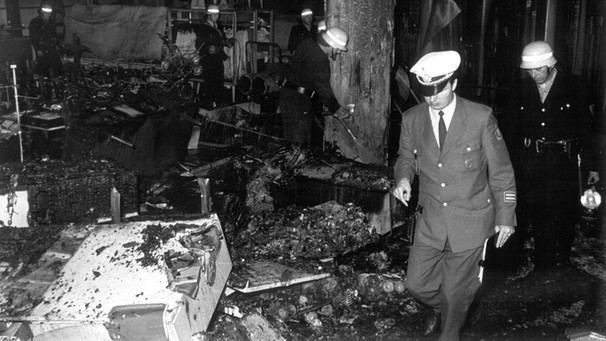 Einsatzkräfte der Polizei und Feuerwehr sichten den Schaden in der ausgebrannten vierten Etage des Frankfurter "Kaufhof". Sprengpatronen verursachten den Brand am 3.4.1968 | Bild: picture-alliance/dpa