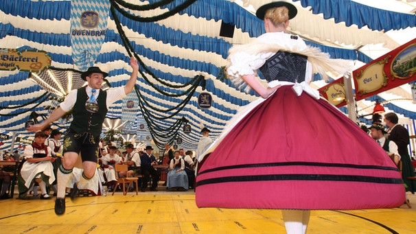 "Schuhplattler" und "Dreherinnen" in einem Festzelt bei einem Tanz | Bild: picture-alliance/dpa