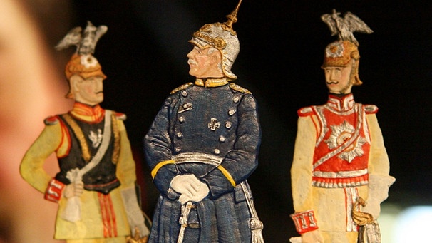 Zinnfiguren zeigen Otto von Bismarck mit ffizieren vom Garde du Corps | Bild: picture-alliance/dpa