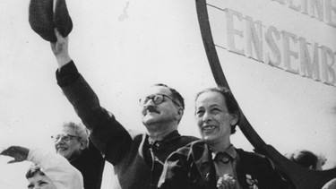 Brecht mit seiner Ehefrau Helene Weigel auf der Mai-Kundgebung 1954 | Bild: picture-alliance/dpa