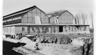 Gleisanschluss der Buchenwald-Bahn in den Gustloff-Werken II. Im Hintergrund arbeitende Häftlinge. | Bild: Sammlung Gedenkstätte Buchenwald