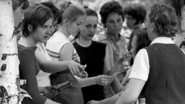 Sportfest der Universität Jena 1971. Es werden Erfrischungen "von zarter Hand gereicht" | Bild: picture-alliance/dpa