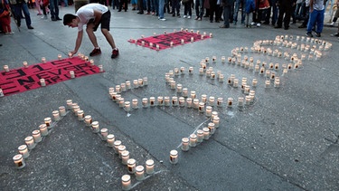 Kerzen auf der Straße formen die Zahl 1.500.000 | Bild: picture-alliance/dpa