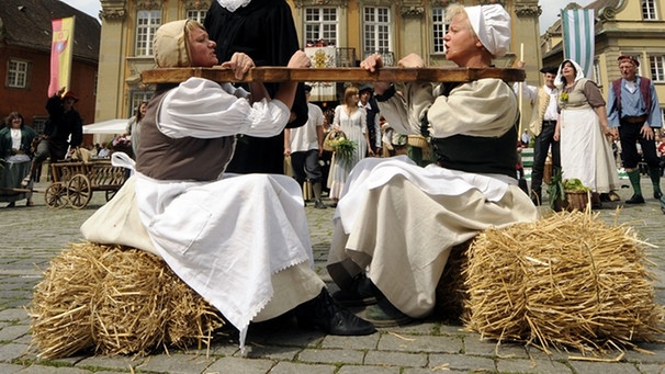 Vorführung einer Hals- oder Schandgeige mit denen Menschen im 17./18. Jahrhundert wegen verschiedener Vergehen an den Pranger gestellt wurden | Bild: picture-alliance/dpa