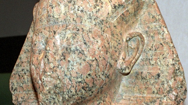 Kopf einer Monumental-Statue der Hatschepsut aus Rosengranit | Bild: picture-alliance/dpa