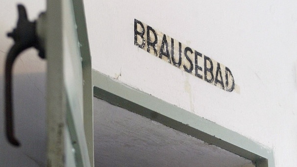 Eine ehemals als "Brauseraum" getarnte Gaskammer, Dachau | Bild: picture-alliance/dpa
