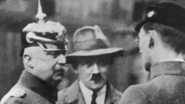Die wegen eines Puschversuchs im November 1923 Angeklagten, Adolf Hitler (M), der Hauptangeklagte General a.D. Erich Ludendorff (l) und Oberlandführer Dr. Friedrich Weber im Gespräch (undatierte Aufnahme). | Bild: picture-alliance/dpa