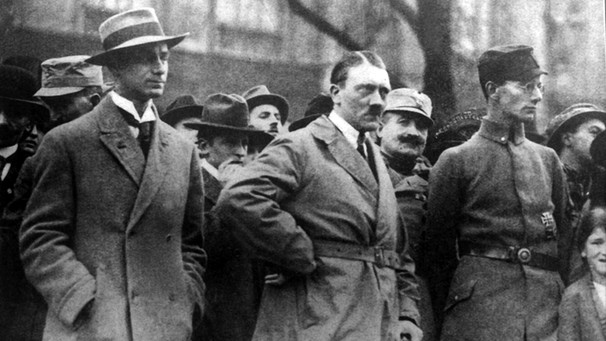 Alfred Rosenberg und Adolf Hitler bei der Einweihung eines Kriegerdenkmals (04.11.1923) | Bild: picture-alliance/dpa