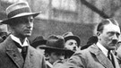 Alfred Rosenberg und Adolf Hitler bei der Einweihung eines Kriegerdenkmals (04.11.1923) | Bild: picture-alliance/dpa