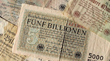Eine Reichsbanknote über Fünf Billionen Mark vom November 1923 und andere Banknoten über 20 Milliarden Mark, 500 Milliarden Mark 1923 von der Deutschen Reichsbank ausgegeben | Bild: dpa / A. Engelhardt
