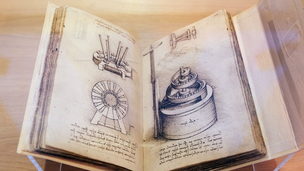  Ein von Leonardo da Vinci geführtes Ideenheft in einer Ausstellung in der spanischen Nationalbibliothek in Madrid 2012 | Bild: picture-alliance/dpa