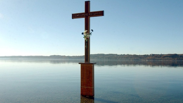 Das Gedenkkreuz für König Ludwig II., der im Starnberger See vor Berg am 13. Juni 1886 ertrunken ist | Bild: picture-alliance/dpa