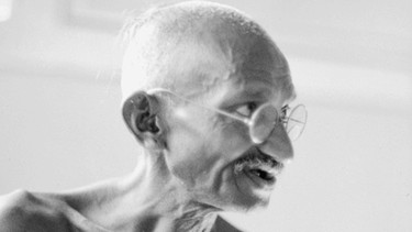 Mahatma Gandhi eine Stunde nach seiner Entlassung aus dem Gefängnis der Britischen Regierung in Poona, Indien (1932) | Bild: picture-alliance/dpa