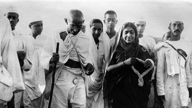 Mahatma Gandhi und die Poetin und Politikerin Sarojini Naidu beim spektakulären Salzmarsch im Jahr 1930 | Bild: picture-alliance/dpa