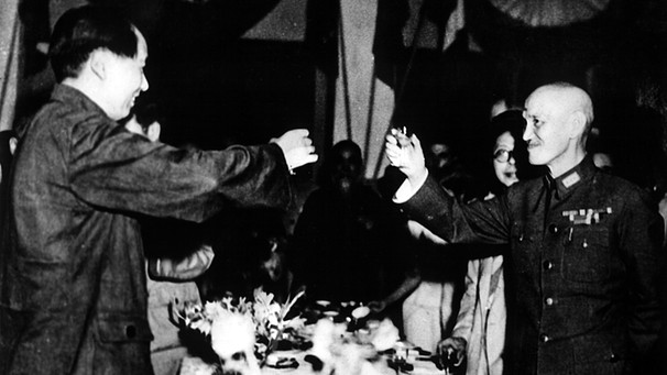 General Chiang Kai-shek (r) und sein jahrelanger Rivale Mao Zedong prosten sich in einem seltenen Moment des Friedens im Jahr 1946 zu | Bild: picture-alliance/dpa